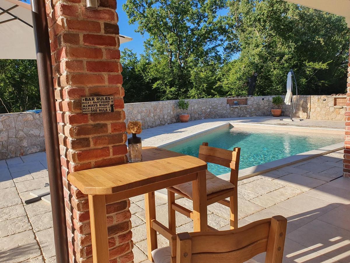 Villa Alara - Charming Villa With Heated Swimming Pool Milohnici Exterior photo